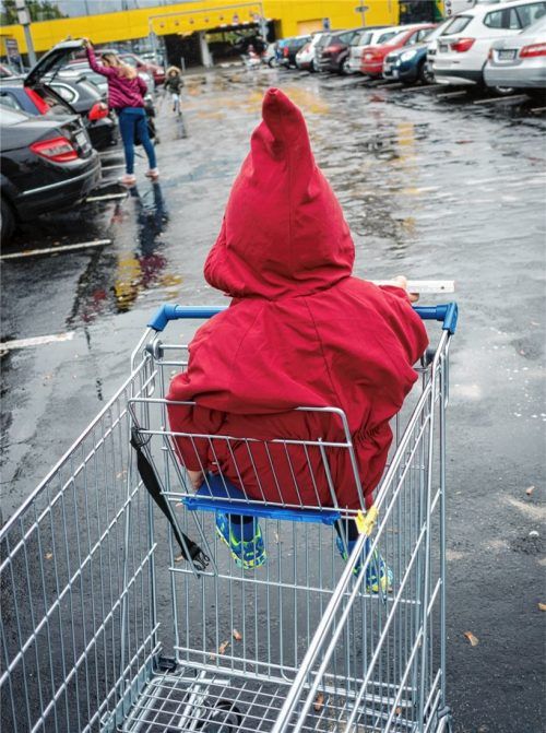 Einkaufsmöglichkeiten in der Nähe des Wohnortes sind für Familien mit Kindern ebenso wichtig wie für Senioren. Die Geschäfte sollten auch ohne Auto gut erreichbar sein, so Wirtschaftsgeograf Dr. Ralf Popien bei der letzten Gemeinderatssitzung. Foto  dpa
