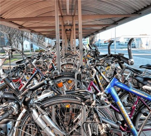 2018 soll eine neue Radabstellanlage am Bahnhofsparkdeck entstehen.Foto hon