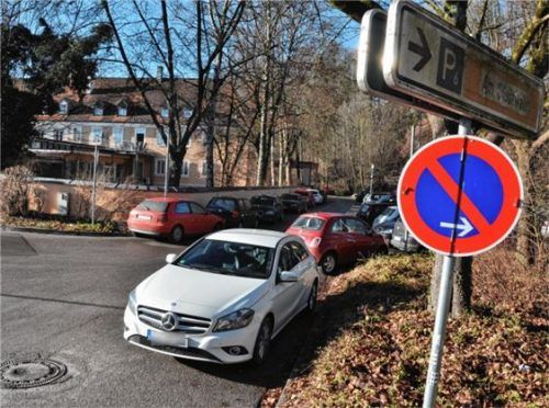 Entlang der Mauer des Gynzentrums sollen Kurzzeitplätze entstehen, damit Patientinnen dort parken können. Der große Parkplatz auf der linken Seite ist von der Regelung nicht betroffen und bleibt als Dauerparkplatz erhalten.Foto  hon
