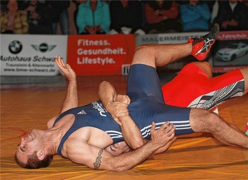 Er hat beim Derbysieg gegen Anger gefehlt: Alex Patalaschko (unten) beim letztjährig siegreichen Duell gegen den Penzberger Alexander Dürr.