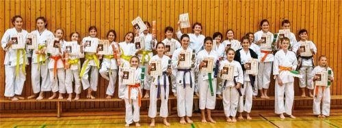 Erfolgreiche Sportler der Sparte Karate des TV Feldkirchen ausgezeichnet