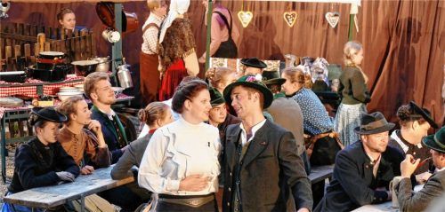 Erfrischend „Madam Bäurin“ gespielt: Rosalie aus der Stadt (Franziska Hefter) und der Bauerssohn Franz (Jakob Opperer) zeigen ihre Liebe öffentlich.Foto janka