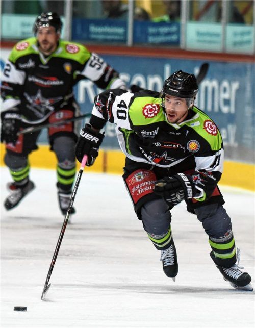 „Ersatztorhüter“ Michael Baindl spielt heute wieder mit normaler Ausrüstung und auf seiner gewohnten Position. Hinten Matthias Bergmann, der am Wochenende wieder ins Team zurückkehrt. Foto  Ziegler