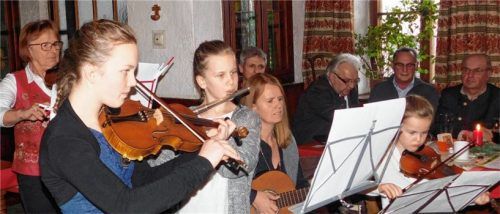 Erstmals unterhielten drei Generationen Heiß mit Oma Elisabeth (von links), Elisabeth, Katharina, Martina und Maria beim VdK-Abschluss in Schnaitsee. Erfreut lauschten im Hintergrund Bürgermeister Thomas Schmidinger, Kreisvorsitzender Rudi Göbel, Ortsvorsitzender Leo Knöckl und Altbürgermeister Vitus Pichler der Musik.Foto  Unterforsthuber