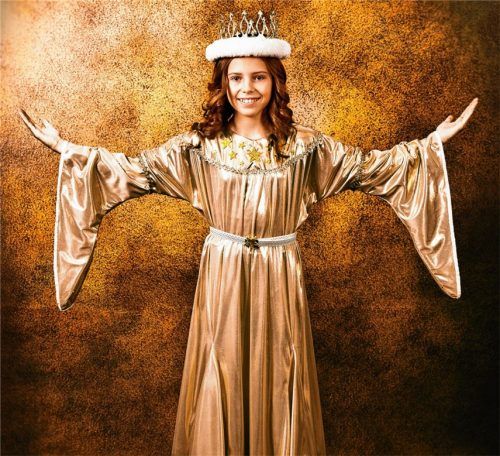 Eva Hobmeier wird als Christkind am Freitag den Weihnachtsgarten eröffnen.Foto Kluck