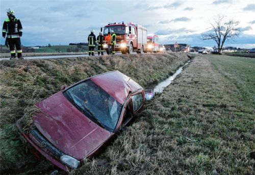 Fahranfängerin weicht aus und landet mit Golf im Bach