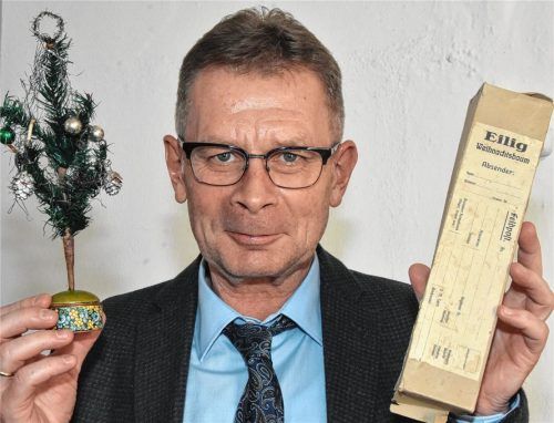 Feldpost mit bewegender Geschichte: Walter Leicht, Leiter des Städtischen Museums, zeigt zwei kleine Ausstellungsexponate mit großer Botschaft. Foto Schlecker