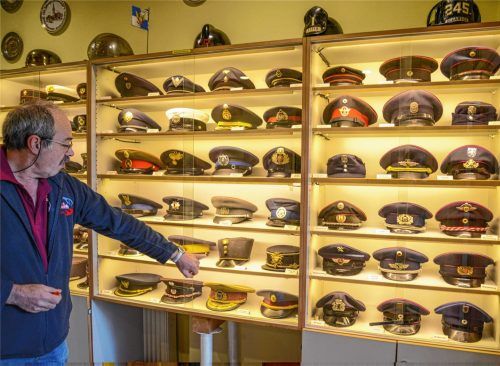 Feuerwehrmützen aus aller Herren Länder hat der Kolbermoorer Manfred Rackl gesammelt. Sie sind im Feuerwehrhaus ausgestellt.Fotos Buhleier