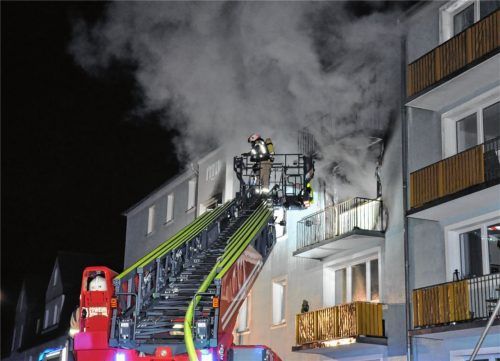 Flammen und Rauch: Als die Feuerwehr Mühldorf am Einsatzort eintraf, brannte die Wohnung bereits lichterloh.