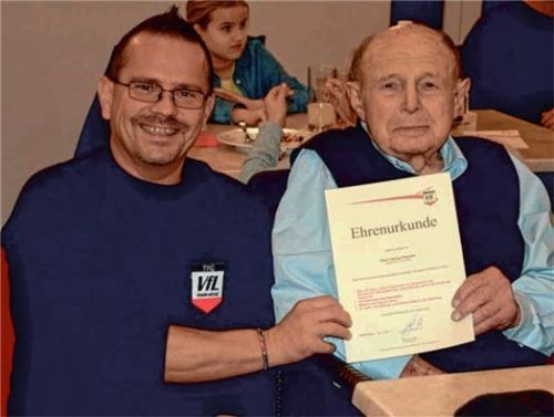 Fleißiger Sportabzeichen-Sammler und unermüdlicher Ehrenamtler: Abteilungsleiter Thomas Irgmeier zeichnete den 88-jährigen Georg Thumser mit einer Ehrenurkunde aus.