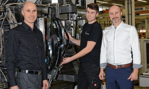 Franz-Josef Summerer (links) und Andreas Summerer (rechts) von Summerer Technologies mit Mitarbeiter Lukas Getzelsberger. Foto  ammelburger