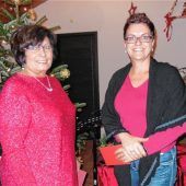 Frauen verteilen Spendengeld
