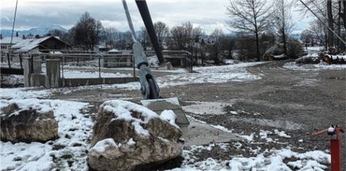 Freie Fahrt: Die beiden Steinblöcke, die die Durchfahrt für Kinderwagen zum neuen Mangfallsteg blockierten, wurden inzwischen vom Bauhof versetzt.Foto gantner
