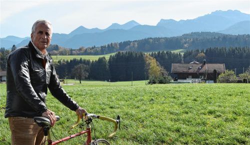 Freier Blick vom Garten auf die Kampenwand – das ist es, was Heinrich Flik genießt. Oft genug zieht es den früheren Gore-Geschäftsführer auf den Berg. Rund 40 Jahre ist es her, dass er eine Rolle mit Gore-Tex-Membran aus den USA mitbrachte und damit den Outdoorsport revolutionierte. Das Foto entstand beim Interview vor einigen Wochen.Foto kad