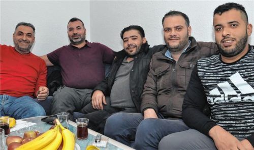 Freunde und Retter: Während Azam El Sayed Ahmad (links) am Samstag die Feuerwehr alarmierte, retteten Omar Waez (Zweiter von links), Mahmoud Mura (Mitte) und Anas Asad (rechts) die Frau aus ihrer brennenden Wohnung. Hosam Almasri (Zweiter von rechts) hatte das Feuer als Erster bemerkt.Foto ha