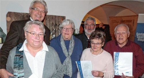 Für 25 Jahre Mitgliedschaft im VdK ehrte der Ortsverband Grabenstätt Ingrid Christoph (vorne von links), Frieda Speckbacher, Isolde Lex und Erich Hartl. Ortsvorsitzender Rudi Göbel (hinten links) und Bürgermeister Georg Schützinger (hinten rechts) gratulierten.Foto mmü