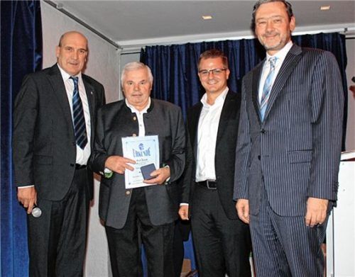Für 40 Jahre Tätigkeit als Schiedsrichter erhielt Karl Kiendl (Zweiter von links) die Ehrenmedaille des Bayerischen Fußball-Verbandes in Silber. Gruppenobmann Josef Kurzmeier, Bezirksschiedsrichterobmann Ferdinand Friedrich und Bezirksvorsitzender Robert Schraudner (von links) gratulierten ihm.Foto re