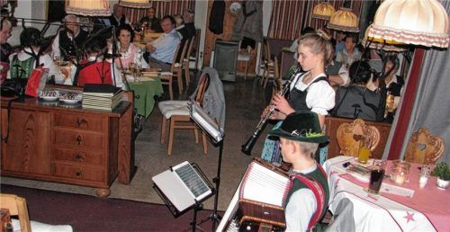 Für Abwechslung zwischen den Textvorträgen sorgten Georg und Maria Kellerer aus Heufeld mit Ziach und Klarinette.