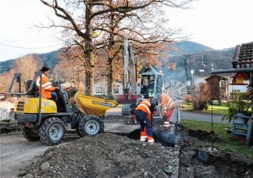 Für den Breitbandausbau in Bergen nutzt die Telekom überwiegend die Gehwege und geht Zug um Zug voran.Foto mp