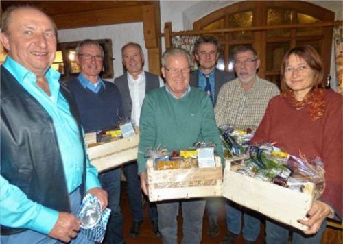 Für die Bürger mit dem Bus unterwegs: Josef Mayer (Dritter von links) und Hans Zagler (Dritter von rechts) ehrten (von links) Peter Fenzl, Jakob Kaindl, Heinrich Axhausen, Herbert Lang und Nikola Bichler für ihr ehrenamtliches Engagement. Foto th