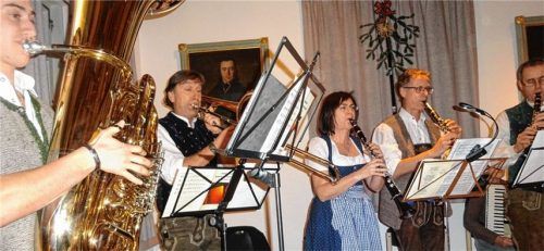 Für musikalische und gesangliche Unterhaltung sorgten die Sänger und Musiker aus der Region beim Benefiz-Adventssingen der Frauen-Union Heldenstein. Foto six