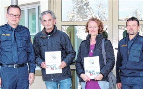 Für vorbildliches Verhalten würdigten Dienststellenleiter Rainer Wolf (links) und sein Vertreter Maximilian Lex (rechts) den Einsatz couragierter Bürger. Foto  Polizei