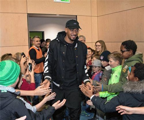 Fußballstar Jerome Boateng war umringt von vielen Fans. Foto Bayern-Fanclub „Rot-Weiß Ratzingerhöh“