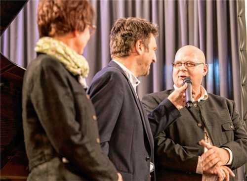 Gäste aus aller Welt begeistert Vermieter Robert Jacobs für das Thema Fliegenfischen, wie er beim Tourismustag in Seeon im Gespräch mit Moderator Nico Foltin und Claudia Kreier, Kommunikationschefin beim Chiemgau Tourismus (von rechts), erklärte.Foto eff.