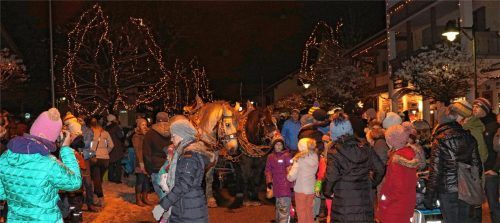 Ganz Aschau war auf den Beinen um den Adventsbeginn stimmungsvoll zu erleben. Im ganzen Ort bestand die Möglichkeit, bei einem Ratsch, ein wenig Musik, einem Glas Glühwein und ein paar Schmankerln einen gemütlichen Abend zu verbringen und nebenbei noch entspannt durch die geöffneten Aschauer Geschäfte zu bummeln.Fotos Rehberg