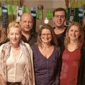 Urkunden, Nadeln und Blumen