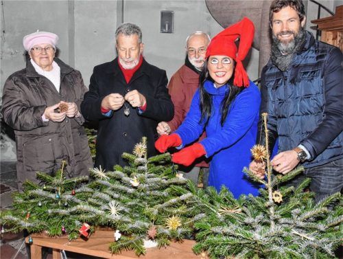 Gemeinsam beim Schmücken: Heide Niggl von der Rosenheimer Tafel, Dr. Stefan Stöckel von der Bad Aiblinger Tafel, Manfred Hellstern vom Vinzentius-Verein Rosenheim, der Wiggerl und Tobias Tomczyk, Vorsitzender des Christkindlmarkt-Ausschusses im Wirtschaftlichen Verband. Foto Schlecker