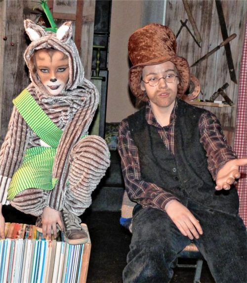 Gemeinsam fiebern Pettersson (Emely Walch) und Kater Findus (Colleen Landmann) dem Weihnachtsfest entgegen, vor dem aber freilich noch einiges zu erledigen ist. Auch die wundersamen Dinge, die immer wieder passieren, verkürzen die Wartezeit bis Heiligabend.Foto mmü