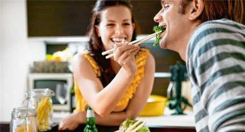 Gemeinsam kochen und essen: Wer seinem Partner Zeit zu zweit schenken möchte, kann ein gemeinsames Erlebnis verschenken – ob es nun eine kleine Reise, Konzertkarten oder ein Kochkurs ist. Foto djd/mydays.de/GettyImages