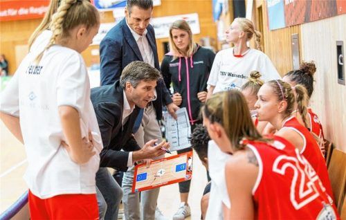 Georg Eichler (vorne) ist nicht mehr Trainer der Wasserburger Basketball-Damen. Heute betreut Nikolay Gospodinov (dahinter) die Innstädterinnen im EuroCup-Heimspiel.Foto Brei