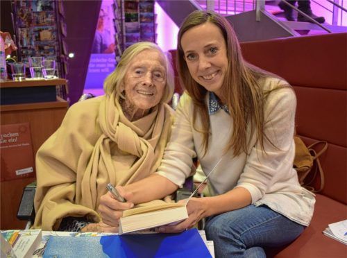 Gerne signiert Maria Fritzsche am 108. Geburtstag Bücher – ihre Enkeltochter Anja hat Anekdoten und Geschichten aus ihrem Leben zu Papier gebracht.Foto Hoffmann