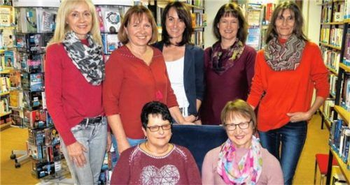 Gertraud Schreiner und Christa Heinrich (sitzend von links) gehen in den Ruhestand. Das „Bücherei-Quintett“ besteht künftig (von links) aus Petra Divko (Leiterin), Anna Weigl, Tanja Mertes, Hildegard Höß und Sonja Kober.Foto Baumann
