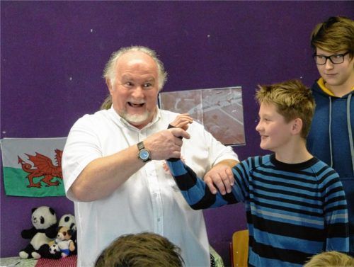 Geschichtenerzähler Jim Wingate bezog seine Zuhörer in seinen Auftritt mit ein.