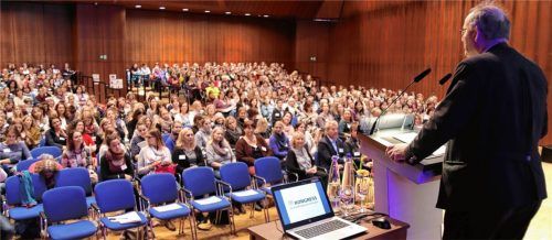 Gesellschaftliche Realität: Landrat Wolfgang Berthaler begrüßte rund 400 Frauen zum ersten Fachkongress für pädagogische Mitarbeitende in Kindertageseinrichtungen. Dazu kamen noch genau zwei Männer, die sich um die tägliche Betreuung der Kinder kümmern.Foto re
