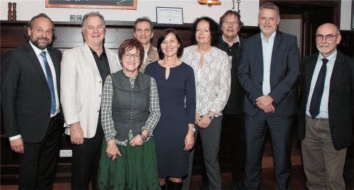 Glückwünsche und Verabschiedung: Verleger Oliver Döser (links) verabschiedete Anna Huber (Dritte von links) und Ulrich Nathen-Berger (Dritter von rechts) in den Ruhestand. Gleichzeitig gratulierte er Herbert Tresp, Robert Maurer, Karin Pauls und Gabriele Eistermeier, die seit 25 Jahren für die OVB-Heimatzeitungen tätig sind. Gute Wünsche übermittelten auch Betriebsratsvorsitzender Karl Königbauer und Verlagsleiter Stefan Reining (von rechts).Foto Reisner
