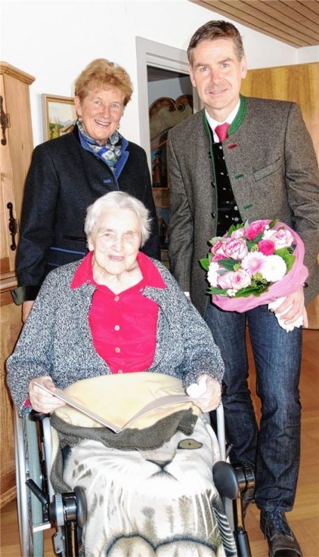 Glückwünsche zum 100. Geburtstag bekam Ottilia Ruech auch von stellvertretender Landrätin Resi Schmidhuber und Bürgermeister Andreas Scheck.Foto giesen