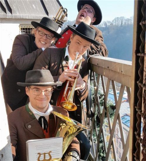 „Goldener“ Turmbläser Hansi Niedermayr vor seinen Mitspielern und Mitspielerinnen Magdalena Weber, hinten Markus Obergehrer und in der Mitte Norbert Schneider. Foto  Burlefinger