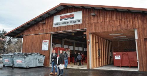 Grassau, Staudach-Egerndach und Marquartstein haben jetzt einen gemeinsamen Wertstoffhof. Zur Eröffnung unternahm Bürgermeister Rudi Jantke (rechts) einen Rundgang mit Claus Egger, dem Geschäftsleiter der Betreiberfirma Schaumaier.Foto tb