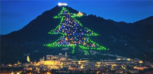 Größter Weihnachtsbaum der Welt in Gubbio. Foto  Regione Umbria/Umbria Tourism