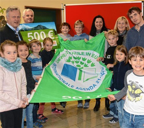 Groß ist die Freude in Vogtareuth über die Auszeichnung für die Grundschule: Bürgermeister Rudi Leitmannstetter, Franz Wutz, Rektorin Claudia Decker, Ursula Boedecker und stellvertretender Schulleiter Christof Steiner mit einigen der stolzen Schüler.Foto ammelburger