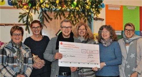 Große Freude bei der Scheckübergabe: (von links) Hanna Küfner (Kindergarten Rottau), Sonja Fischer (Kindergarten St. Irmingard), Dr. Johannes Gradl, Irene Stemmer (Kindergarten Maria Himmelfahrt), Monika Irger (Trägervertretung der Kindergärten des Pfarrverbands) sowie Sandra Lederer (Kindergarten Staudach-Egerndach).Foto eder