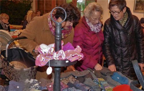 Großer Andrang auf dem Adventsmarkt der Frauen in Greimharting