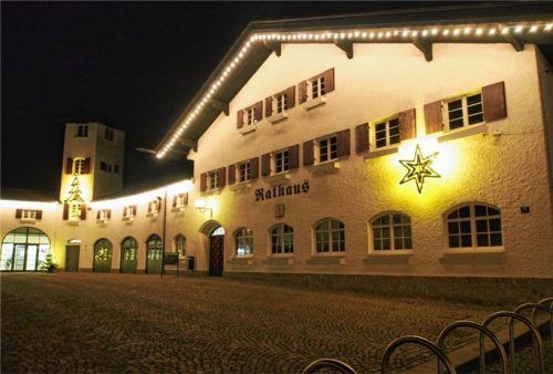 Grund zum Strahlen hat man im Töginger Rathaus kurz vor Weihnachten auch wegen einer Gewerbesteuernachzahlung an die Stadt.Foto  kob