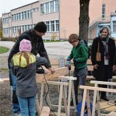 Grundschüler bauen sich eigene Bank