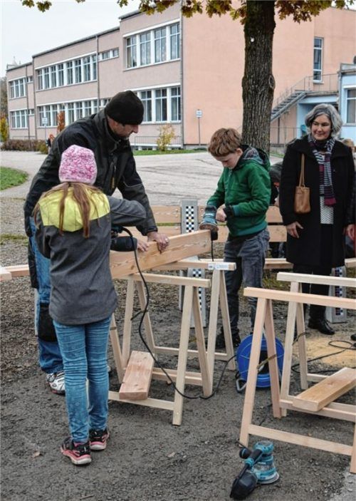Grundschüler bauen sich eigene Bank