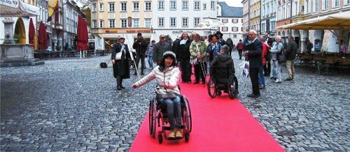 Gut vorankommen in allen Lebensbereichen, das wünschen sich auch Menschen mit Behinderung. Hier wurde Rollstuhlfahrern und Menschen, die zu Fuß nicht so gut unterwegs sind, der sinnbildliche rote Teppich auf dem Max-Josefs-Platz ausgerollt. Foto re